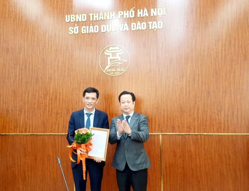 Giám đốc Sở Giáo dục và Đào tạo Hà Nội Trần Thế Cương trao quyết định bổ nhiệm cho ông Hà Xuân Nhâm