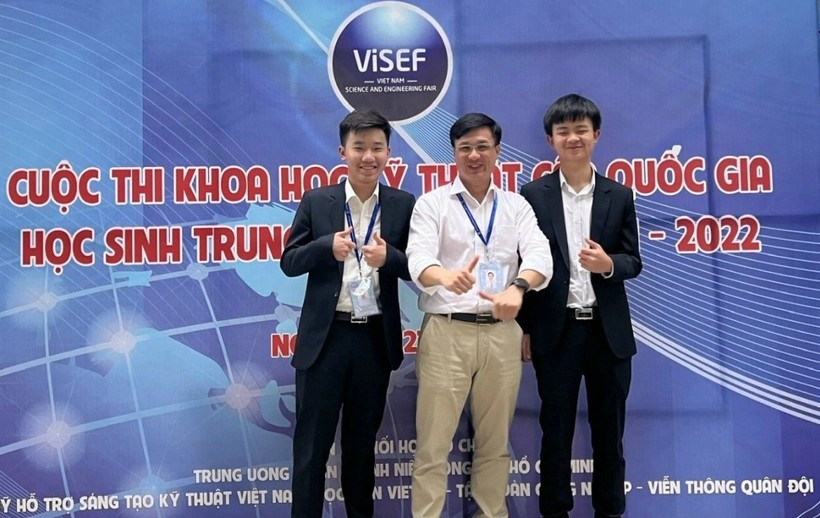 Nhóm học sinh Đỗ Minh Quân và Nguyễn Thiên Lương, Trường THPT chuyên Hà Nội Amsterdam, đạt giải Nhất tại Cuộc thi Khoa học kỹ thuật cấp quốc gia năm học 2021-2022.