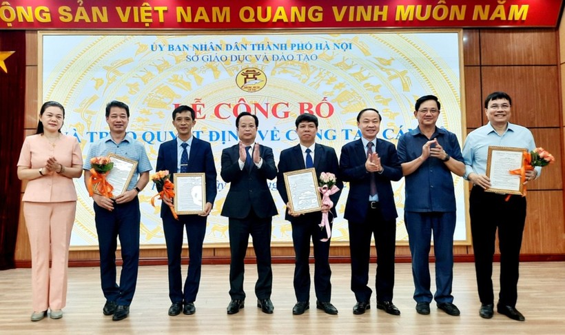 Giám đốc Sở GD&ĐT Hà Nội trao quyết định bổ nhiệm các trưởng phòng, phó phòng.