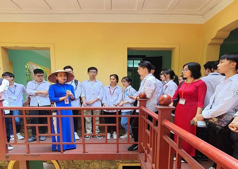 Học sinh Trường THPT Xuân Khanh trải nghiệm tại các khu di tích lịch sử