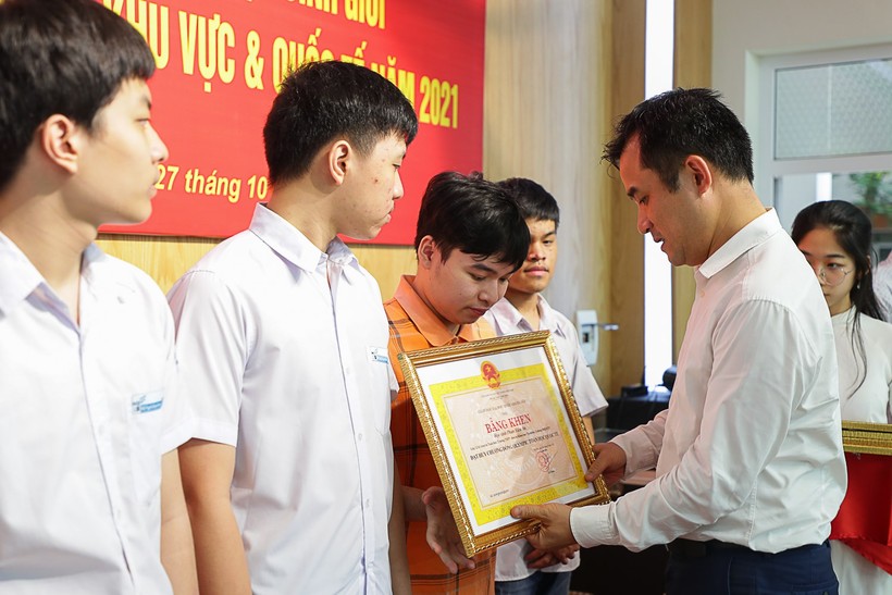 Phó Giám đốc ĐHQGHN Phạm Bảo Sơn chúc mừng thành tích các em học sinh Trường THPT Chuyên KHTN  đạt được tại các kỳ thi Olympic khu vực và quốc tế năm 2021