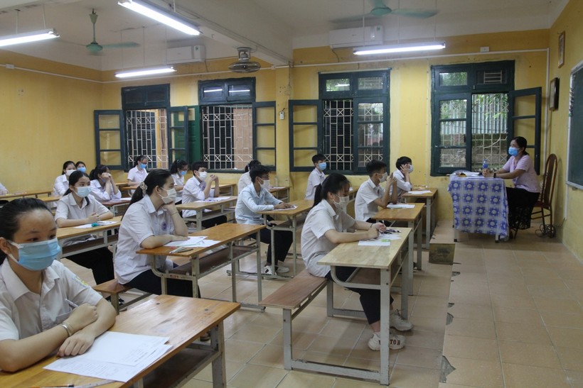Học sinh tham dự kỳ thi vào lớp 10 THPT tại Hà Nội năm 2021