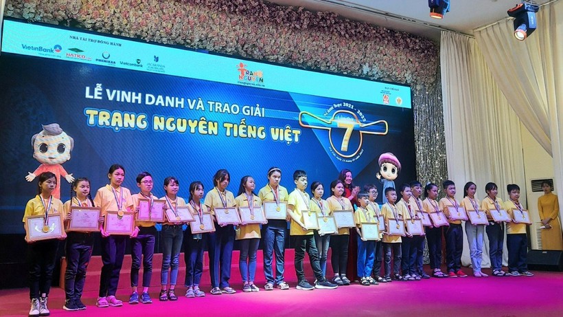 Ban tổ chức trao giấy chứng nhận cho các thí sinh đạt giải.