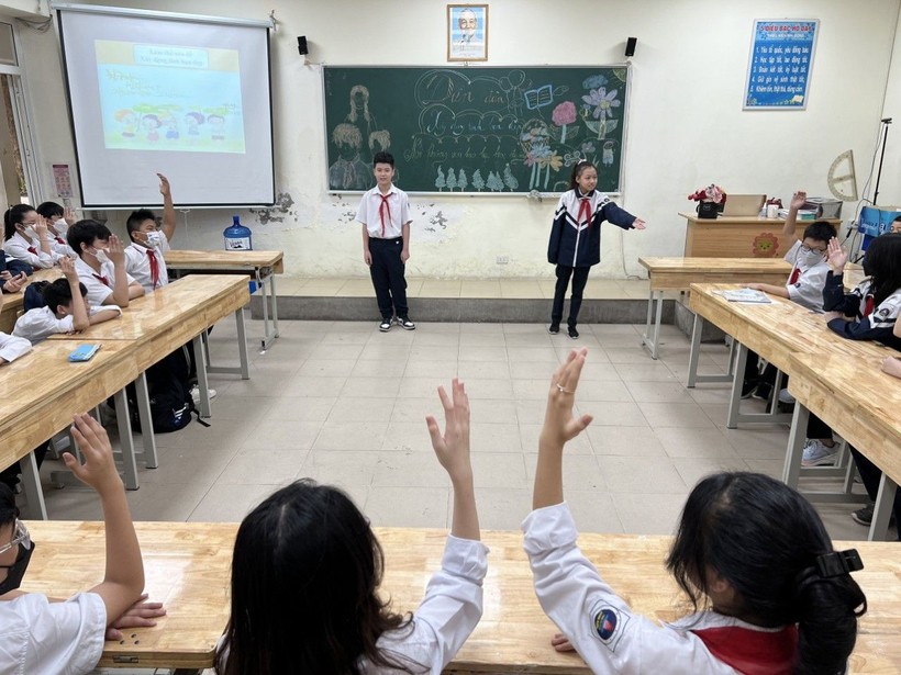 Diễn đàn "Xây dựng tình bạn đẹp - Nói không với bạo lực học đường" của học sinh Trường THCS Hoàn Kiếm.