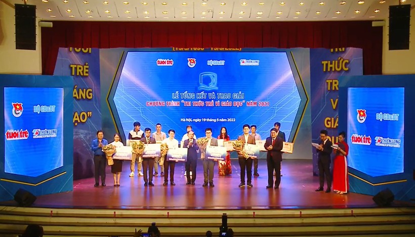 Các tác giả nhận giải thưởng Chương trình Tri thức trẻ vì giáo dục năm 2021.