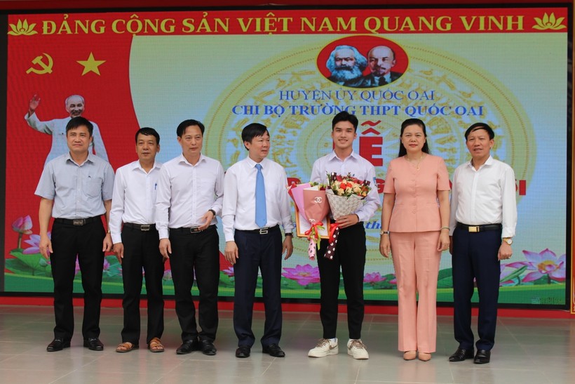 Phó giám đốc Sở GD&ĐT Hà Nội Trần Lưu Hoa tặng hoa chúc mừng đảng viên mới Ngô Đức Uy