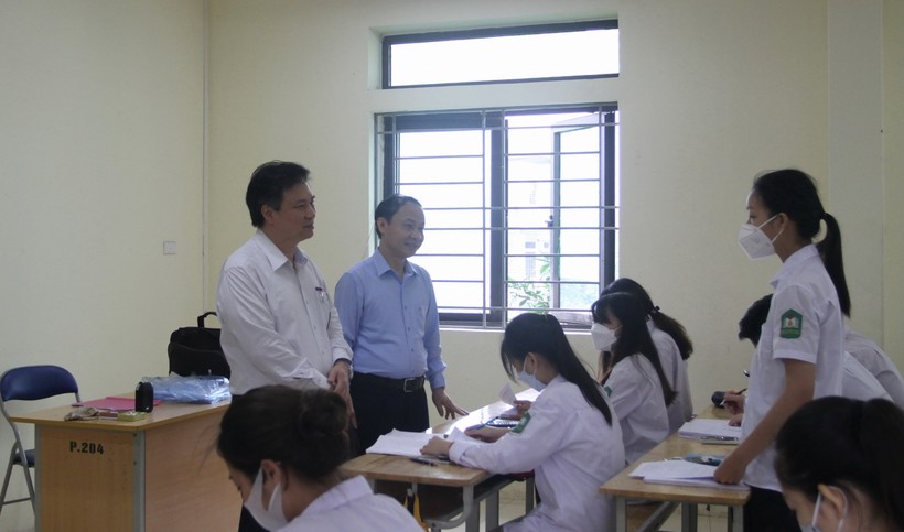 Thứ trưởng Nguyễn Hữu Độ kiểm tra công tác dạy học và ôn thi tốt nghiệp tại Trung tâm Giáo dục nghề nghiệp- Giáo dục thường xuyên huyện Hoài Đức