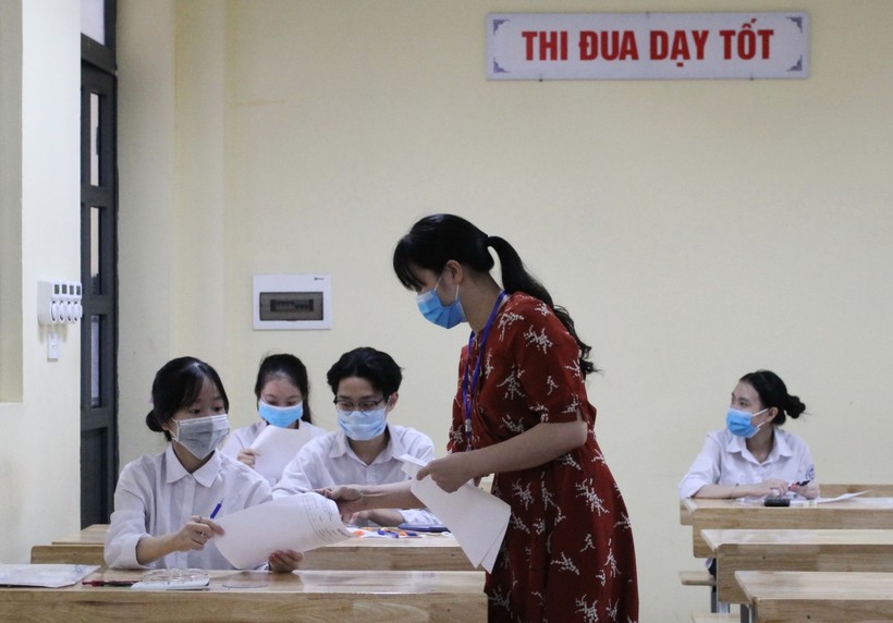 Học sinh tham dự kỳ thi vào lớp 10 THPT tại Hà Nội năm 2021