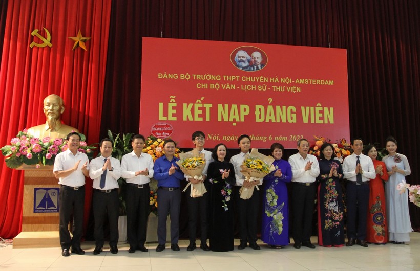 Đồng chí Trương Thị Mai tặng hoa chúc mừng hai đảng viên mới và Đảng bộ nhà trường
