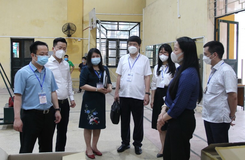 Đoàn công tác của Sở GD&ĐT Hà Nội kiểm tra cơ sở vật chất tại điểm thi Trường THPT Phan Đình Phùng