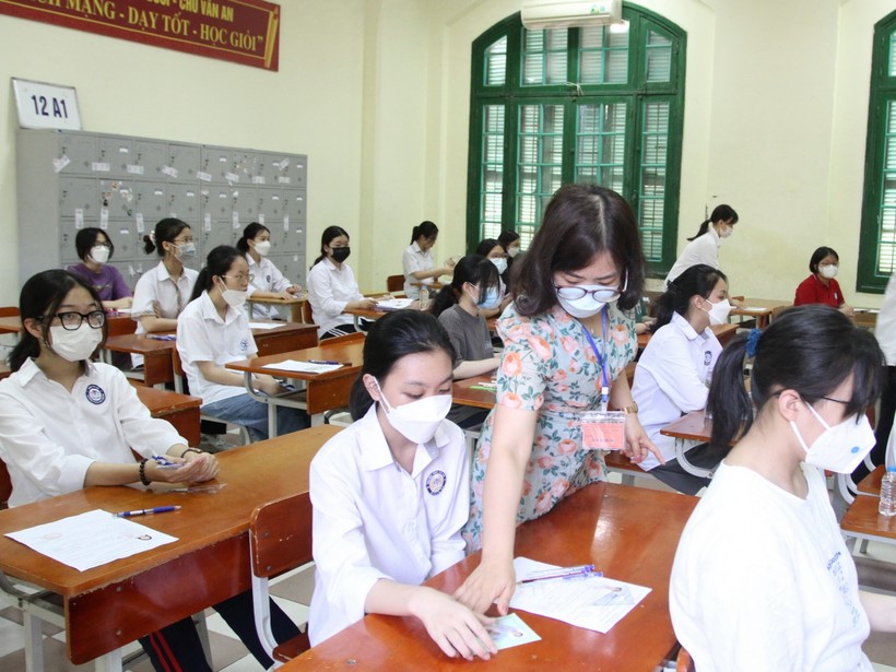 Các thí sinh tại điểm thi Trường THPT Chu Văn An (quận Tây Hồ)