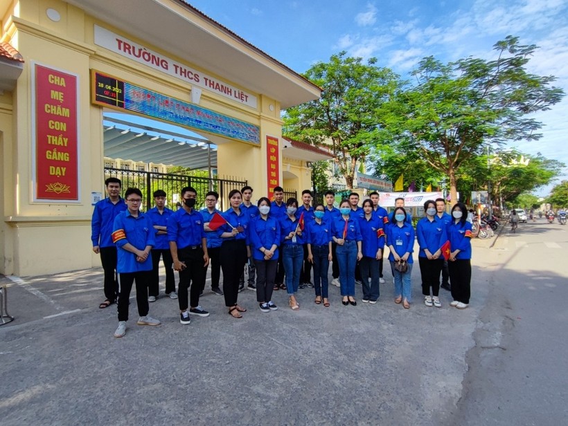 Các thầy cô giáo cùng lực lượng thanh niên tình nguyện xã Thanh Liệt hỗ trợ học sinh các ngày thi