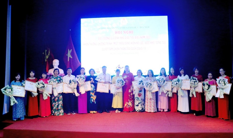 Lãnh đạo Sở GD&ĐT Hà Nội và Công đoàn ngành Giáo dục Hà Nội trao bằng khen cho các nhà giáo tiêu biểu.