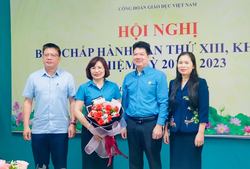 Bà Đặng Hoàng Anh (thứ 2 từ trái qua) được bầu giữ chức vụ Phó Chủ tịch Công đoàn Giáo dục Việt Nam.