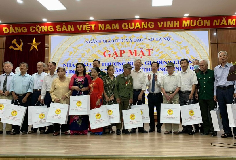 Giám đốc Sở GD&ĐT Hà Nội tặng quà các nhà giáo là thương binh, thân nhân gia đình liệt sỹ 