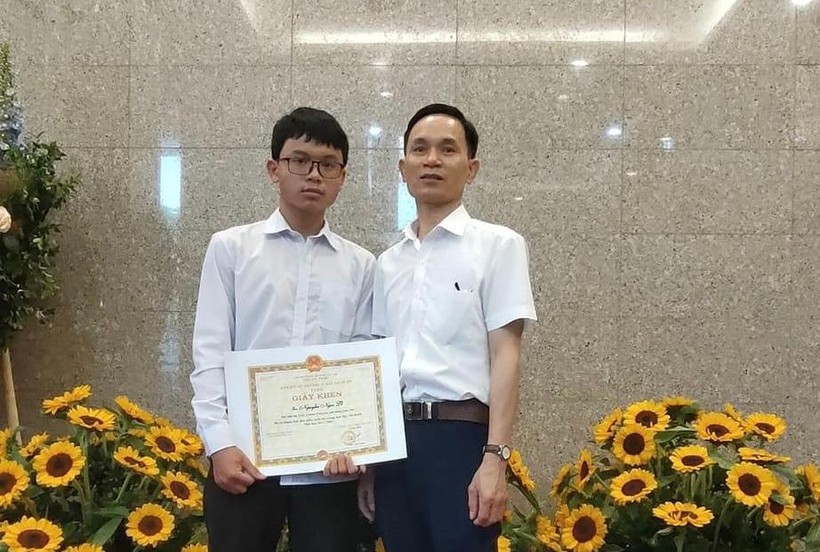 Nguyễn Ngọc Lễ nhận giấy khen của Sở GD&ĐT Hà Nội.