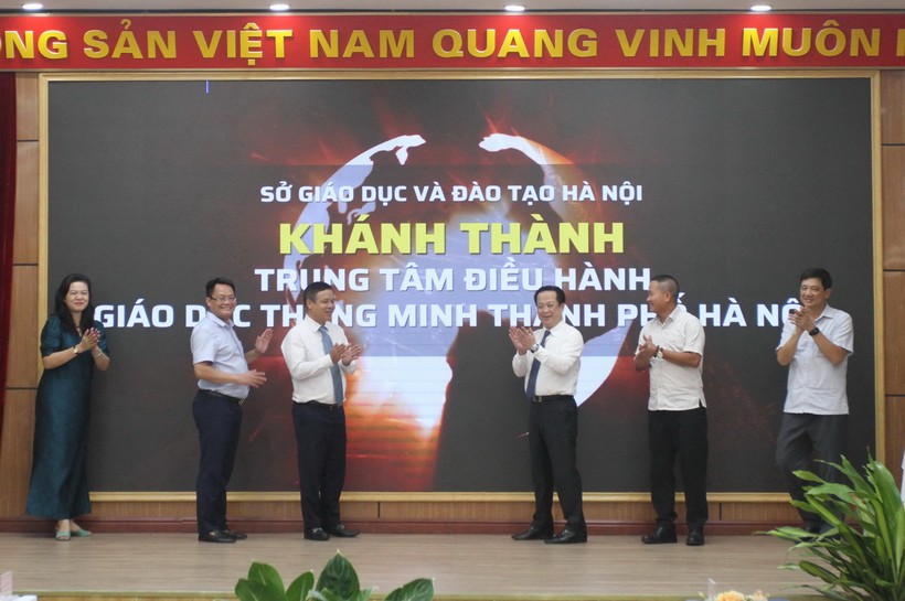 Các đại biểu thực hiện nghi thức khánh thành Trung tâm điều hành giáo dục thông minh thành phố Hà Nội
