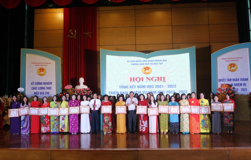 Lãnh đạo Sở GD&ĐT Hà Nội và quận Hoàng Mai trao giấy khen cho những cá nhân đạt thành tích xuất sắc trong năm học 2021-2022