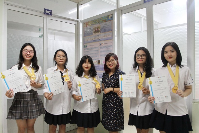 Nhóm học sinh đến từ các Trường THPT chuyên Đại học Sư phạm, THPT Trần Phú Hoàn Kiếm, THPT Việt Đức, THPT Lê Quý Đôn Đống Đa giành huy chương Vàng WICO 2022