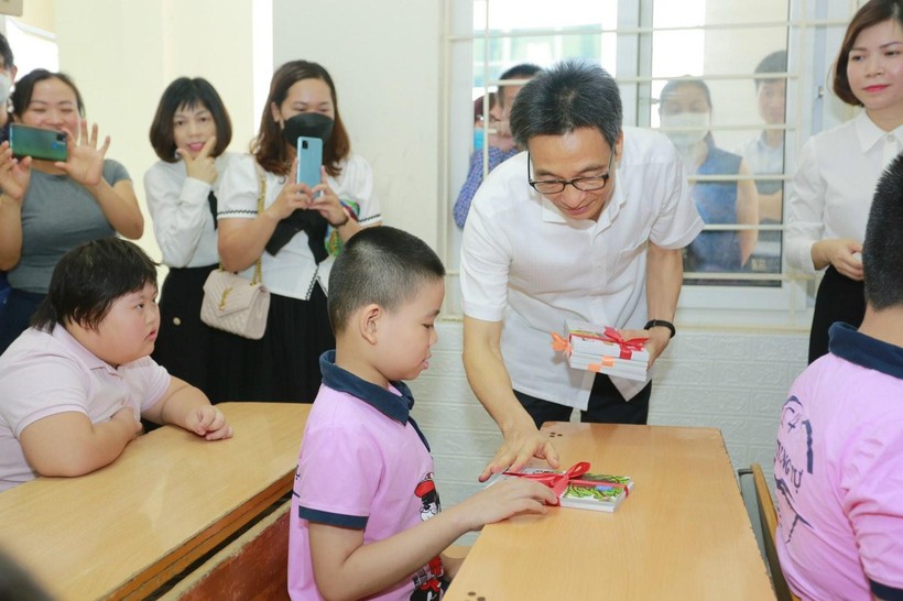 Phó Thủ tướng Vũ Đức Đam tặng quà học sinh lớp học hòa nhập tại Trường Tiểu học Trung Tự.