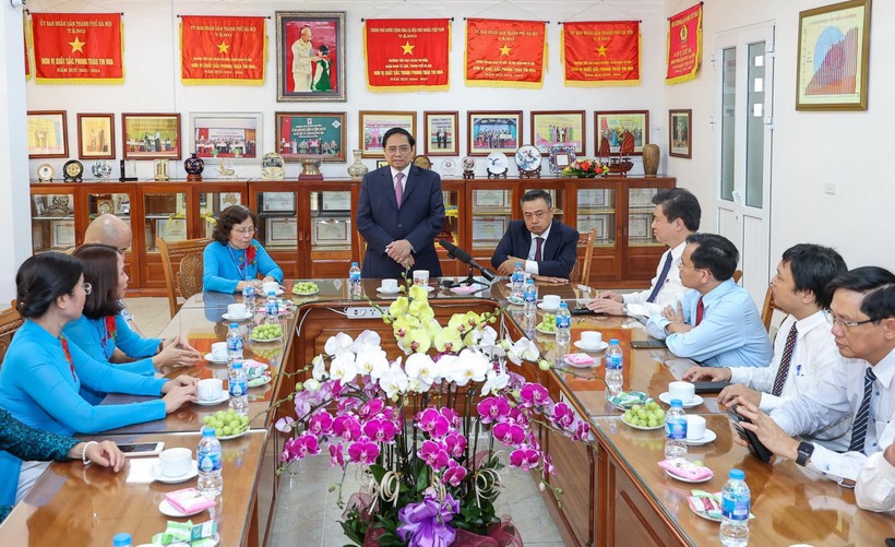 Thủ tướng Phạm Minh Chính làm việc với lãnh đạo Bộ GD&ĐT, lãnh đạo thành phố Hà Nội.