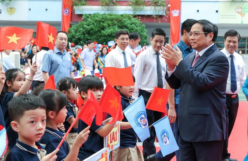 Thủ tướng Phạm Minh Chính chung vui cùng học sinh Trường Tiểu học Đoàn Thị Điểm trong ngày khai giảng