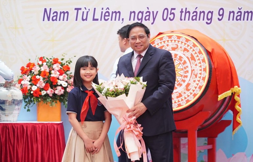 Thủ tướng Phạm Minh Chính chung vui cùng các em học sinh Trường Tiểu học Đoàn Thị Điểm nhân ngày khai trường