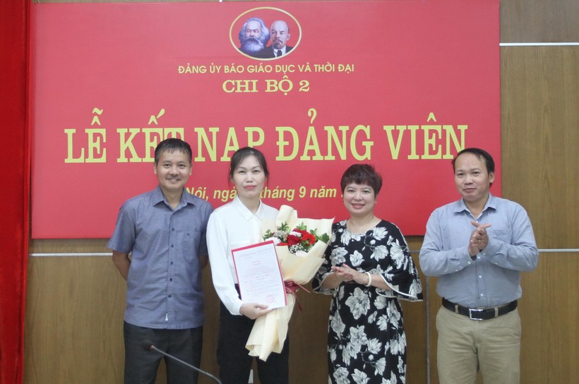 Lễ kết nạp đảng viên cho đồng chí Trần Thị Hương Lan tại Chi bộ 2 