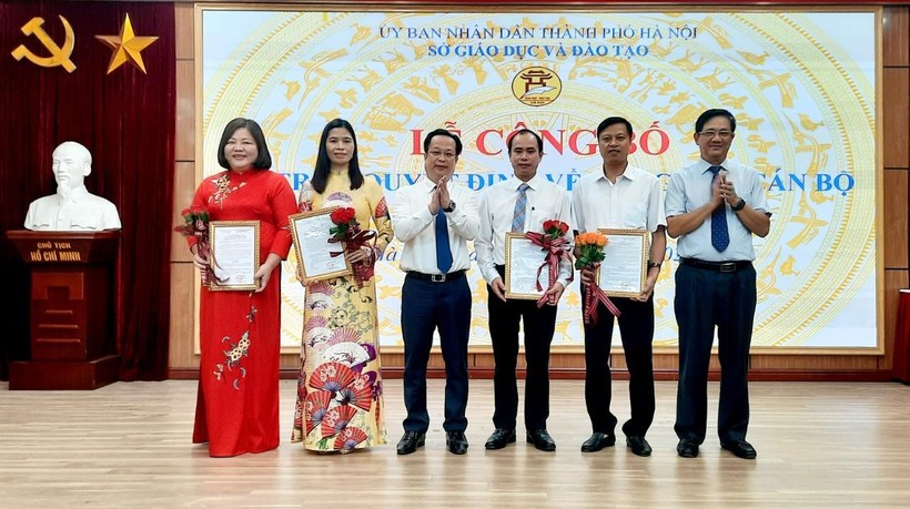 Giám đốc Sở GD&ĐT Hà Nội Trần Thế Cương trao quyết định cho các đồng chí cán bộ quản lý trường công lập.