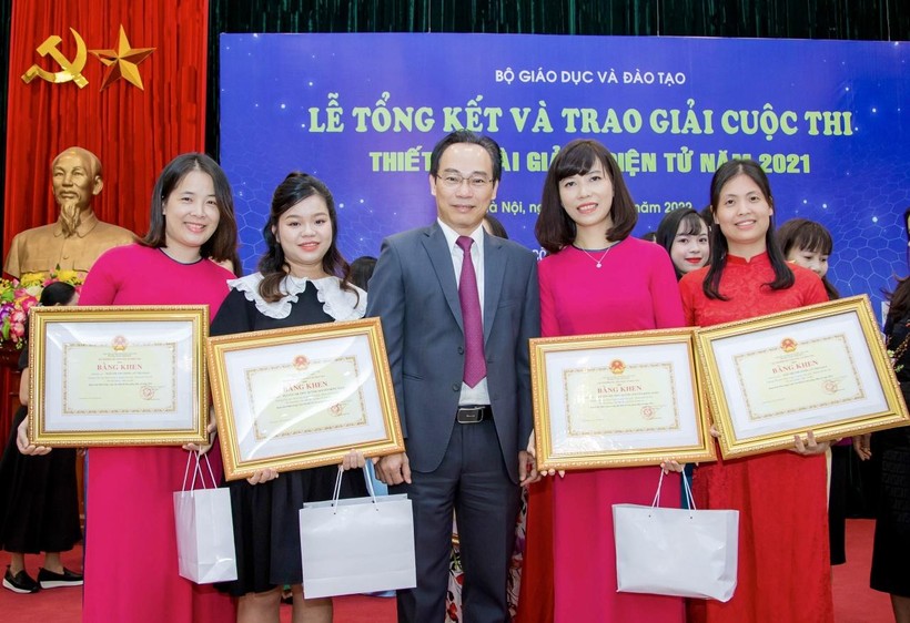 Các cô giáo trường Tiểu học Dịch Vọng A chụp ảnh lưu niệm với Thứ trưởng Bộ GD&ĐT Hoàng Minh Sơn tại lễ tổng kết và trao giải cuộc thi