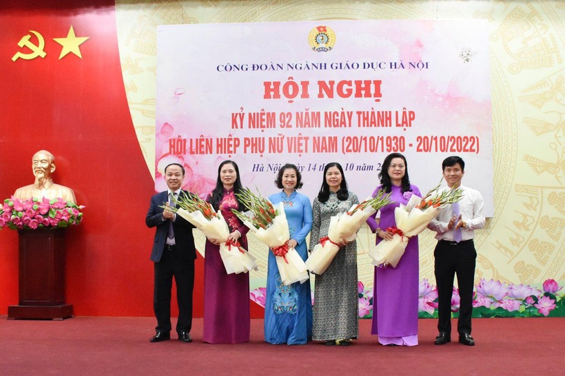 Đại diện Sở GD&ĐT Hà Nội, Công đoàn ngành GD Hà Nội tặng hoa chúc mừng các nữ nhà giáo