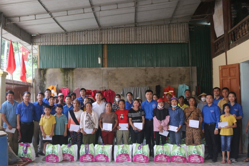 Đoàn công tác tặng quà cho bà con nhân dân thị trấn Mường Xén và xã Cà Tạ