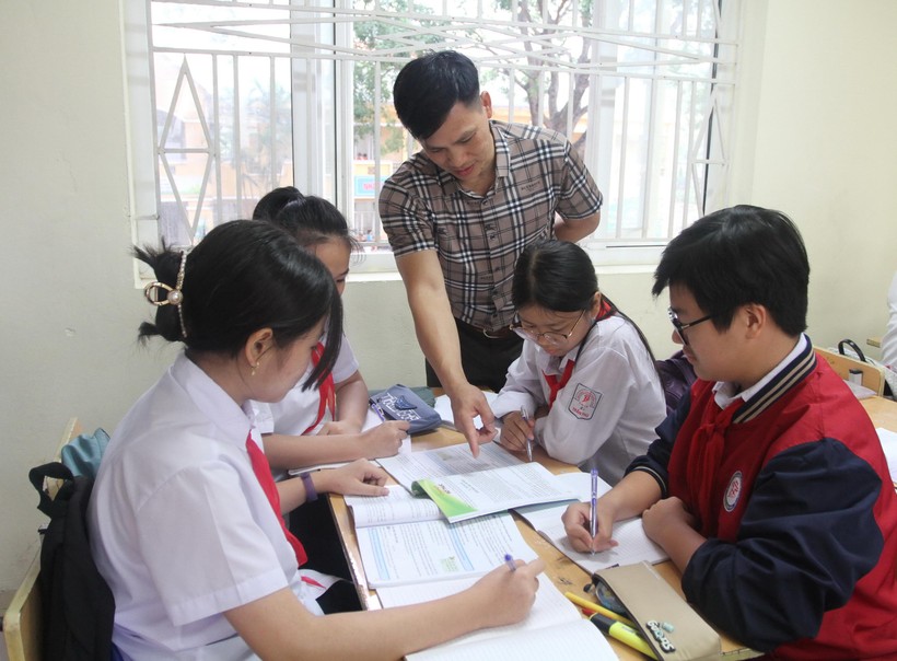 Thầy Nguyễn Khánh Hoàn và học sinh Trường THCS Trần Phú