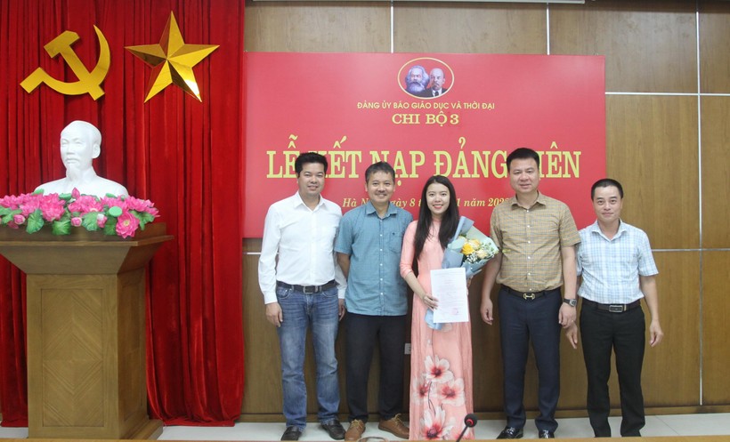 Lễ kết nạp đảng viên cho đồng chí Hồ Thị Lài tại Chi bộ 3