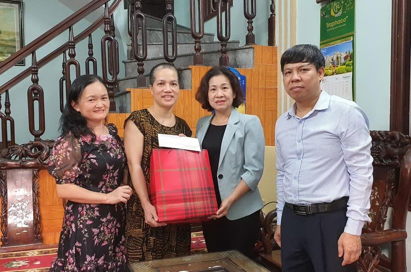 Công đoàn ngành Giáo dục Hà Nội phối hợp với Sở Giáo dục và Đào tạo Hà Nội đến thăm, tặng quà cô giáo Nguyễn Thị Lưu