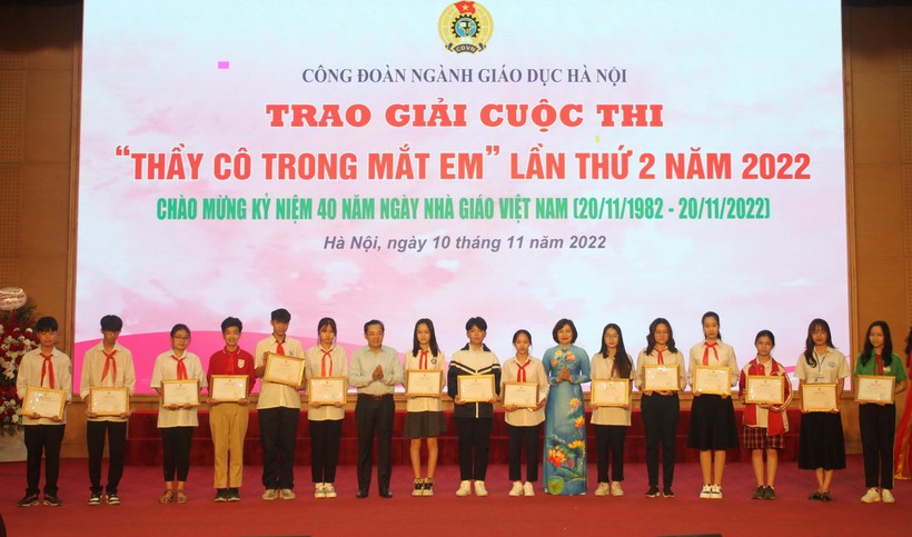 Lãnh đạo Công đoàn Giáo dục Việt Nam và Liên đoàn Lao động thành phố Hà Nội trao giải cho các nhóm tác giả