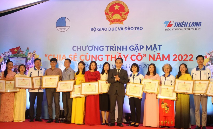 Thứ trưởng Hoàng Minh Sơn tặng bằng khen của Bộ trưởng Bộ GD&ĐT cho các giáo viên tiêu biểu