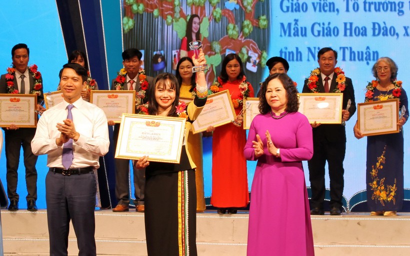 Thứ trưởng Ngô Thị Minh và Bí thư Trung ương Đoàn Nguyễn Ngọc Lương trao bằng khen cho các giáo viên tiêu biểu.
