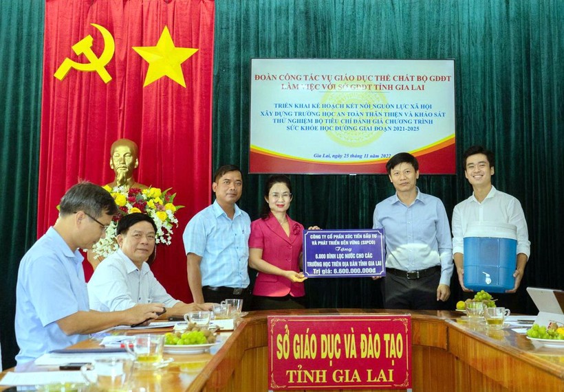 Đoàn công tác của Bộ GDĐT trao tặng bình lọc nước cho các trường học của tỉnh Gia Lai