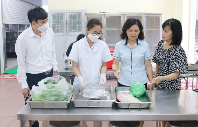 Đoàn liên ngành quận Nam Từ Liêm kiểm tra bếp ăn của một trường học