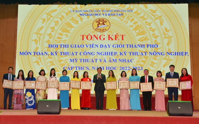 Lãnh đạo Sở GD&ĐT Hà Nội trao giải Nhất cho các giáo viên.
