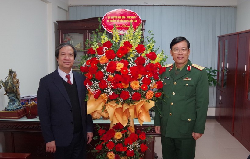 Bộ trưởng Nguyễn Kim Sơn đến thăm, chúc mừng Vụ Giáo dục Quốc phòng và An ninh.