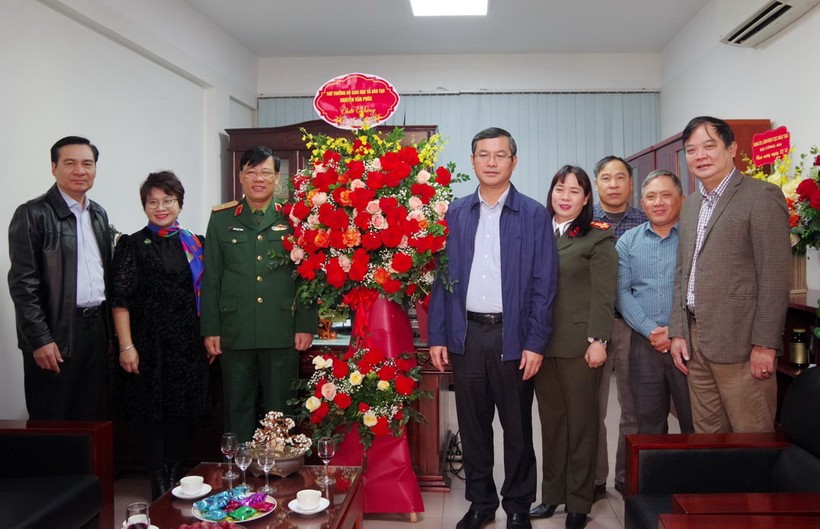 Thứ trưởng Nguyễn Văn Phúc tặng hoa chúc mừng Vụ Giáo dục Quốc phòng An ninh