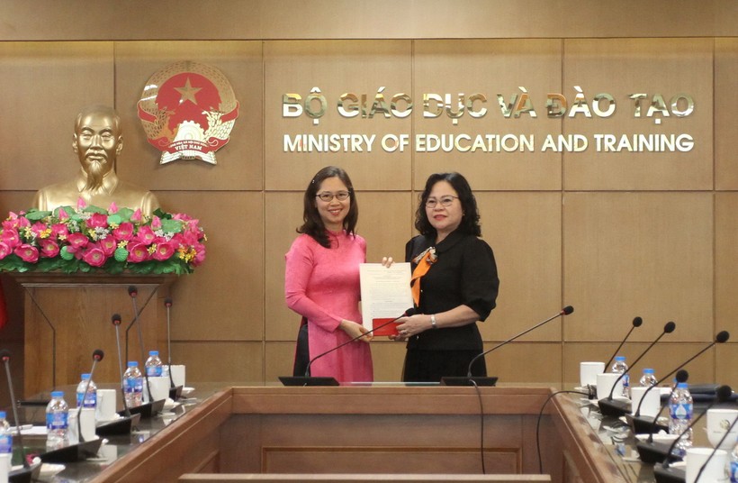 Thứ trưởng Ngô Thị Minh trao quyết định bổ nhiệm cho Phó Vụ trưởng Nguyễn Thị Nhung.