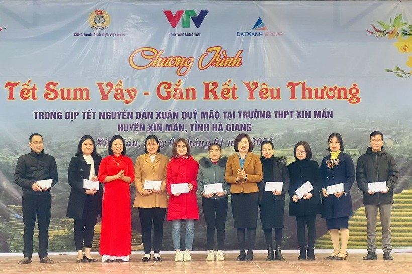 Phó Chủ tịch Công đoàn Giáo dục Việt Nam Đặng Hoàng Anh trao quà cho các giáo viên có hoàn cảnh khó khăn.