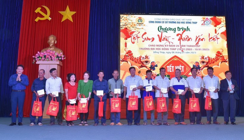 Chủ tịch Công đoàn Giáo dục Việt Nam Nguyễn Ngọc Ân tặng quà các nhà giáo, người lao động tại Trường Đại học Đồng Tháp.