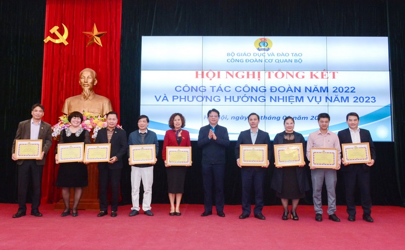 Ông Nguyễn Ngọc Ân trao bằng khen của Chủ tịch Công đoàn Giáo dục Việt Nam cho các công đoàn viên xuất sắc.