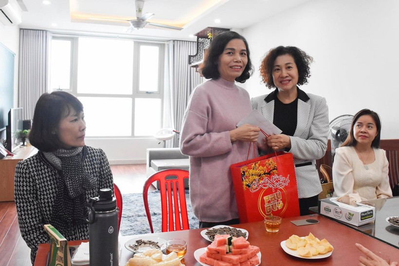 Chủ tịch Công đoàn ngành Giáo dục Hà Nội Trần Thị Thu Hà tặng quà giáo viên hoàn cảnh gia đình khó khăn.