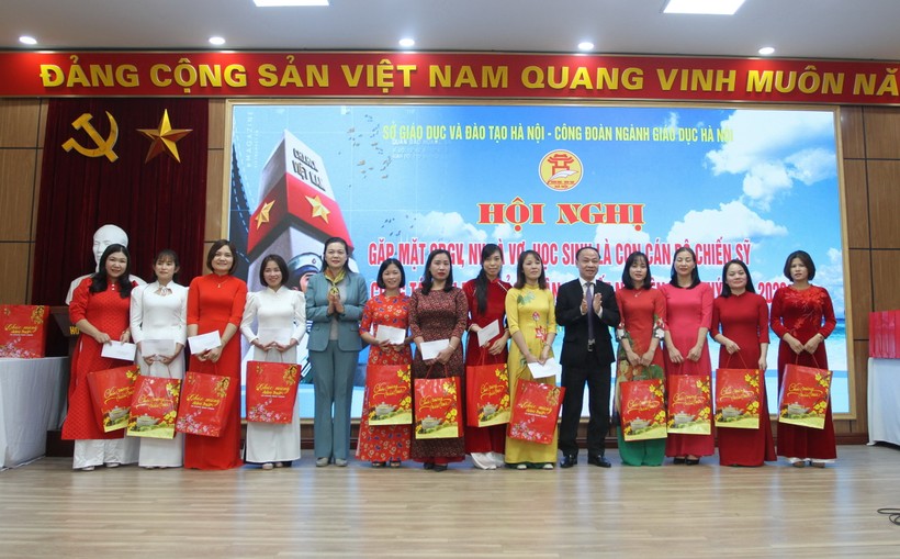 Phó Giám đốc Sở GD&ĐT Nguyễn Quang Tuấn, Trần Lưu Hoa tặng quà vợ các chiến sĩ.