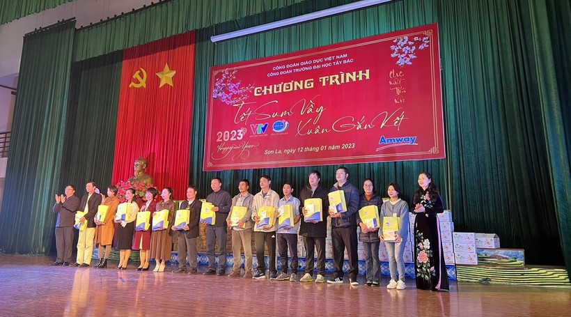 Công đoàn Giáo dục Việt Nam tặng quà các nhà giáo, người lao động